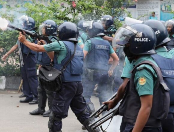 পুলিশ প্রাণঘাতী অস্ত্রের ব্যবহার বন্ধ করতে চাইছে