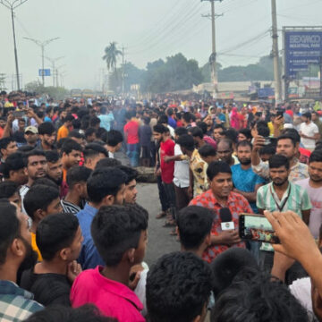 গাজীপুরে বেতনের দাবিতে তৃতীয় দিনের মত সড়ক অবরোধ বেক্সিমকোর শ্রমিকদের