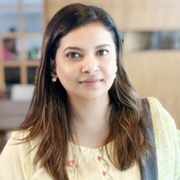 সোশ্যাল মিডিয়ায় আপত্তিকর মন্তব্যে ক্ষুব্ধ শবনম ফারিয়া