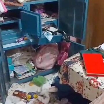 “ব্যবসায়ীর বাড়িতে ভয়াবহ ডাকাতি, ৪ জনকে কুপিয়ে গুরুতর জখম”